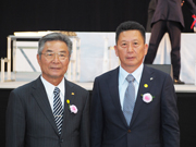 神奈川支部 村田 隆男氏（左）と同授与された平塚支部 山本 均氏
