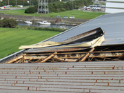 沿岸部の工場の折板屋根が捲られました