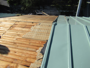 瓦棒葺き（かわらぼうぶき）屋根が大きく引き剥がされた事例